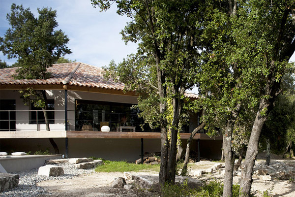 La maison entourée de chênes verts