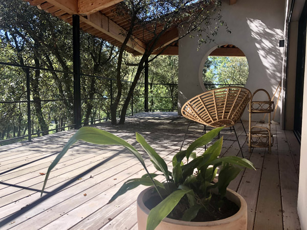 Terrasse en bois entourant la maison